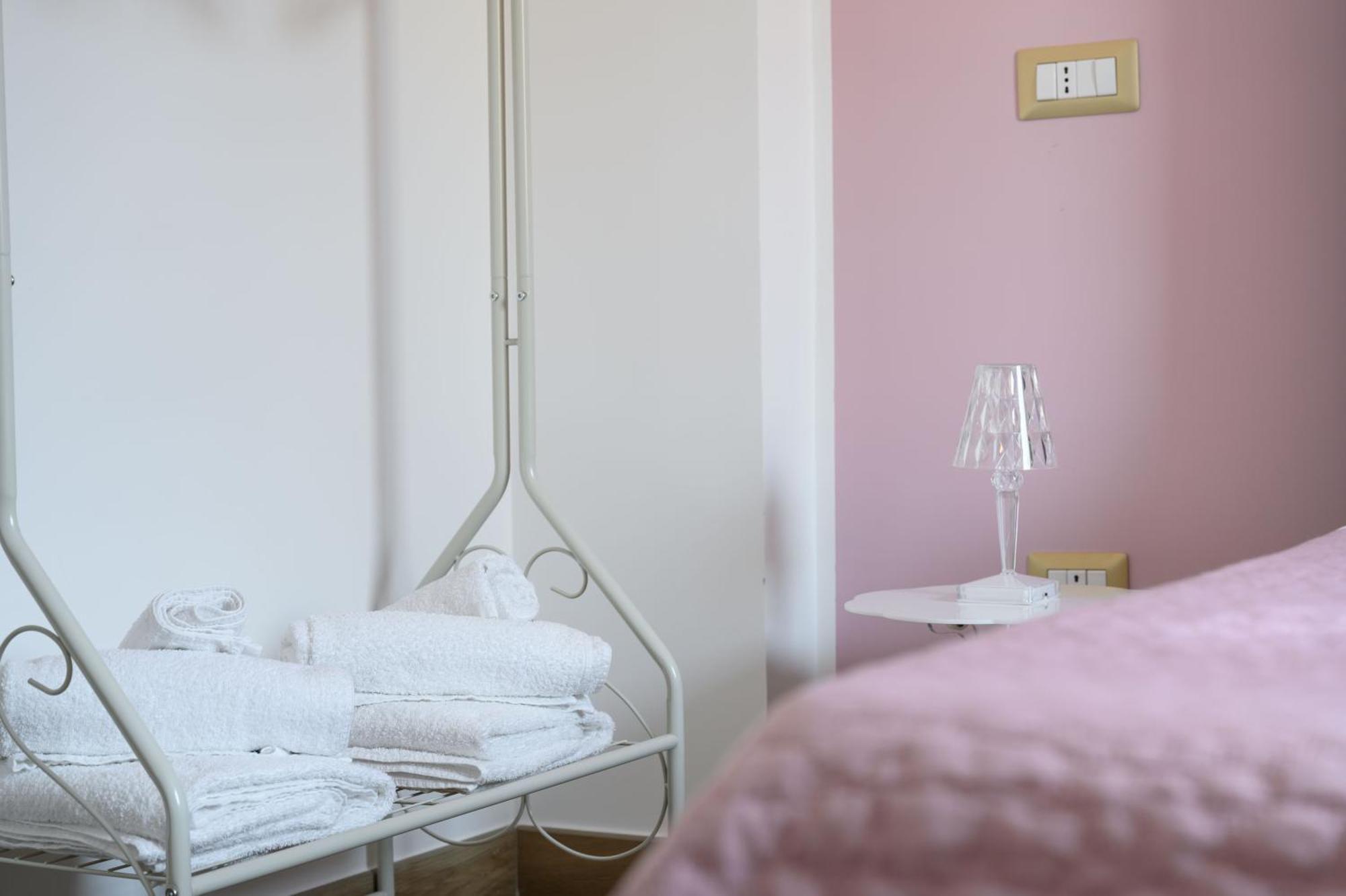 Casa Vacanze Maddalena - Palazzetto Sul Lago - Diamante Rosa Marta Eksteriør billede