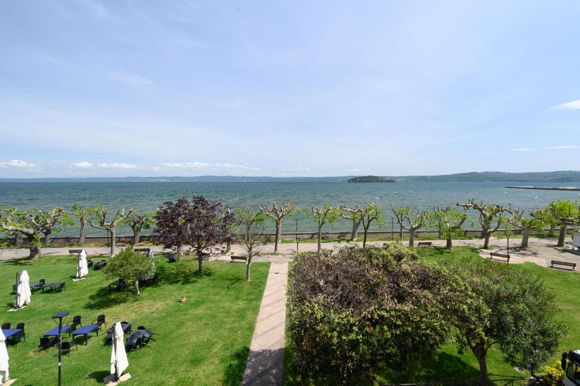 Casa Vacanze Maddalena - Palazzetto Sul Lago - Diamante Rosa Marta Eksteriør billede